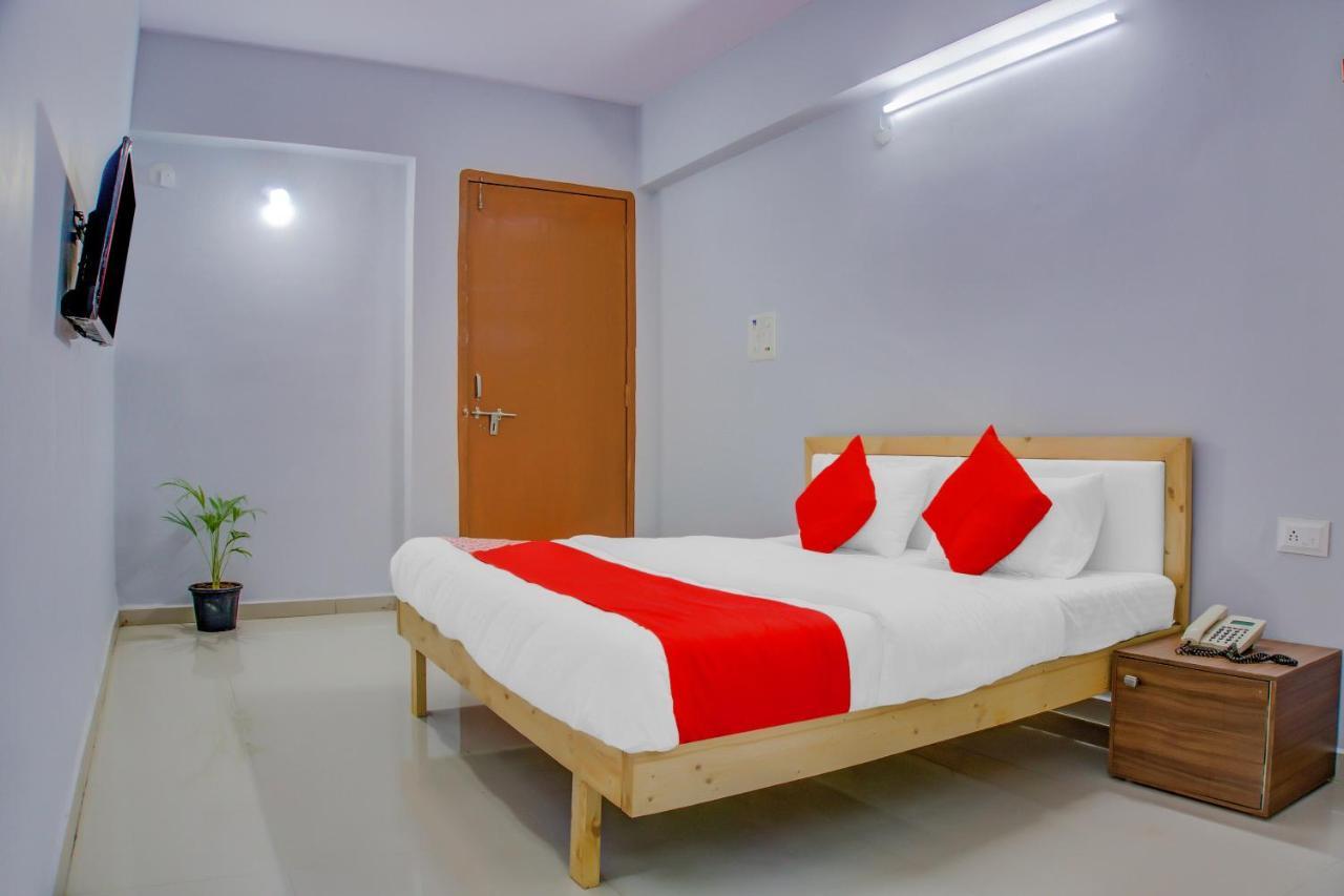 Oyo 75173 Hotel Regency Surat Exterior photo
