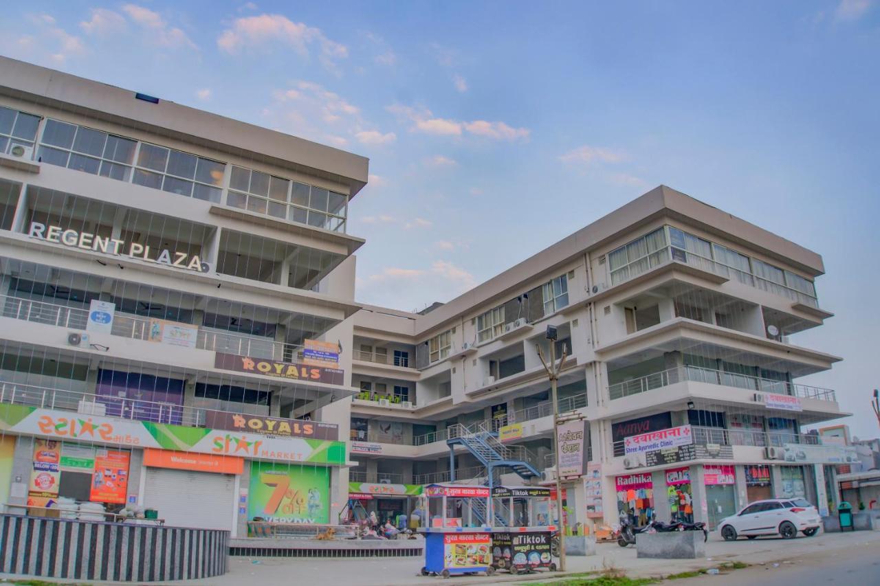 Oyo 75173 Hotel Regency Surat Exterior photo